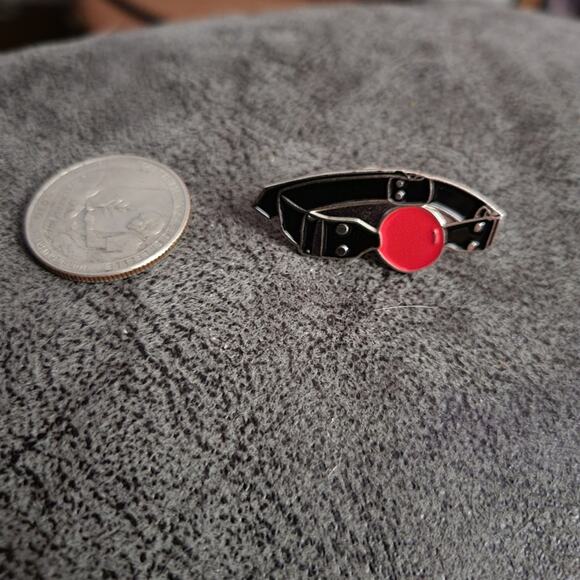 Ball gag enamel lapel pin - Picture 3 of 3